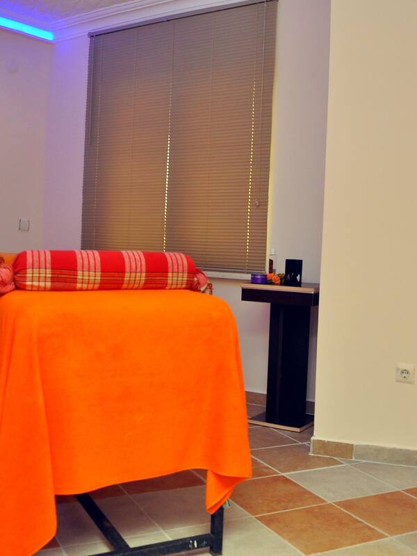 Sauna, steam room, Turkish bath/hammam, body treatments, facials