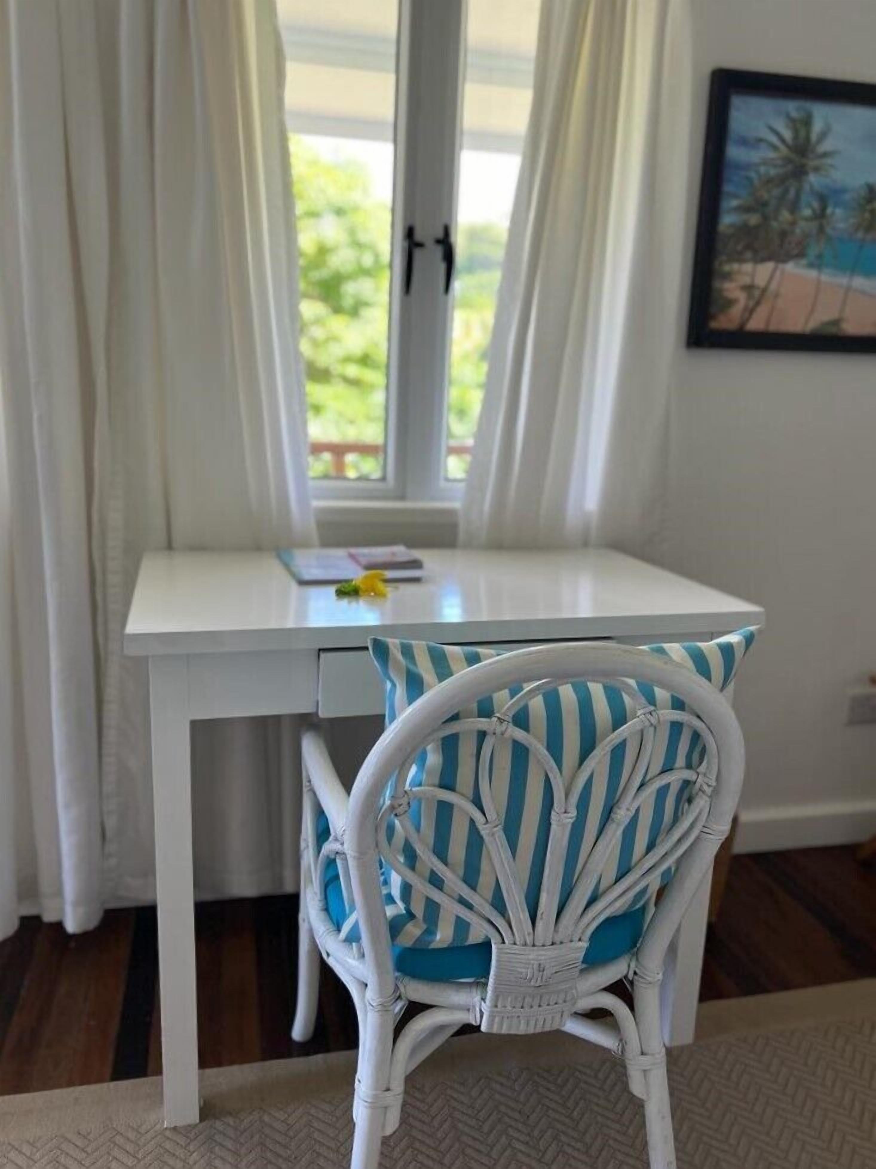 deluxe suite, 1 king bed, ocean view | living area | 32-inch flat-screen tv with cable channels, tv