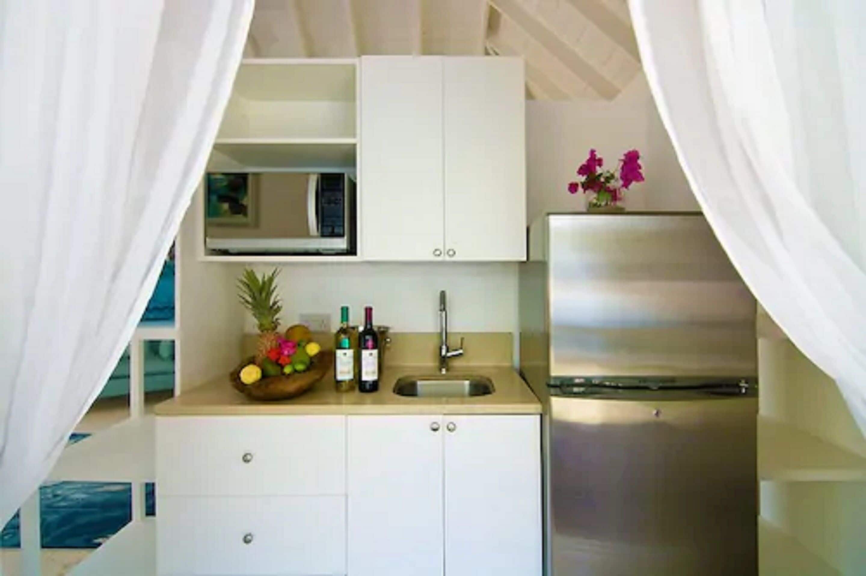 villa, 1 king bed, beachfront | private kitchenette | fridge, microwave, coffee/tea maker, electric kettle