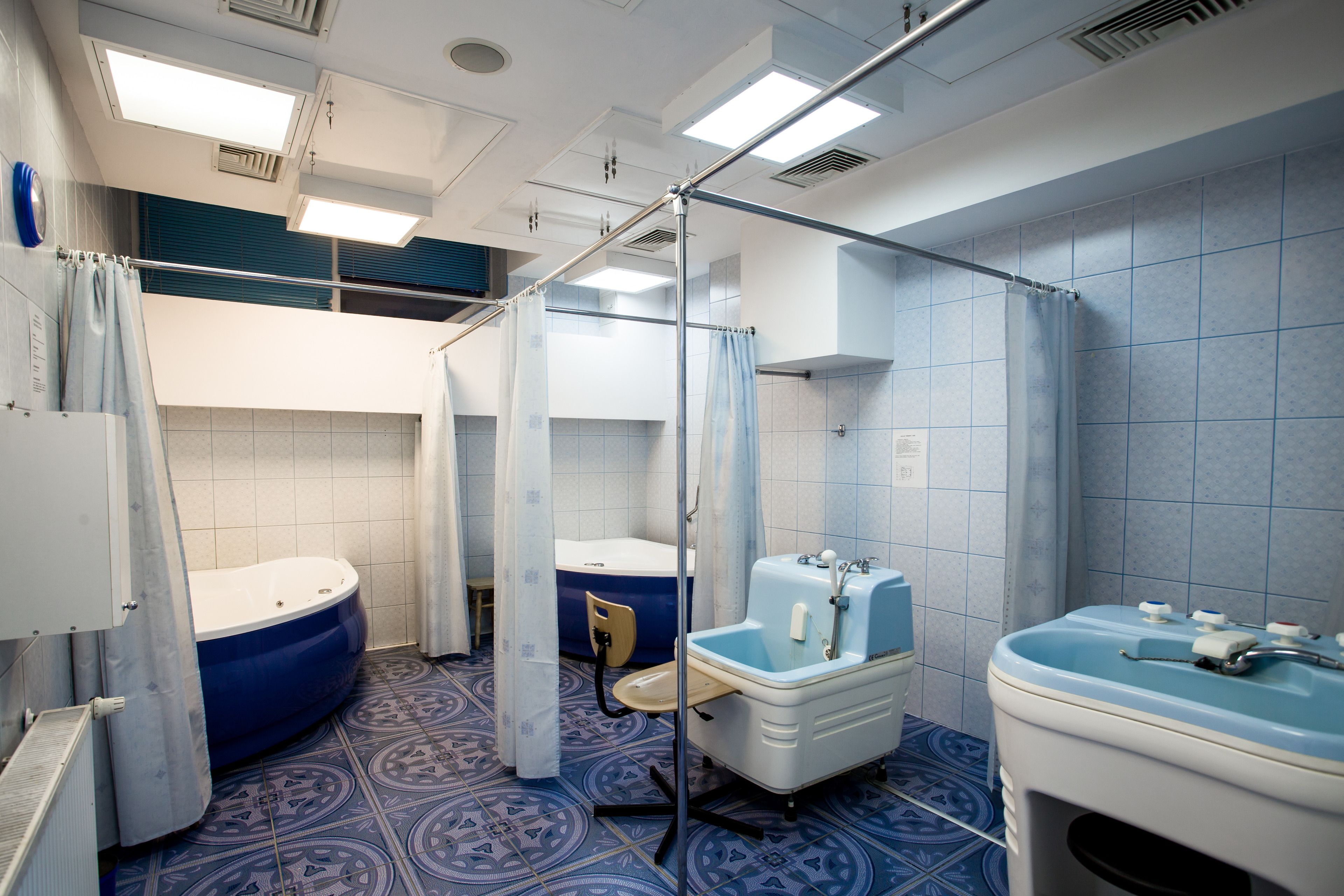 Une salle de bain avec une baignoire, une douche et des toilettes.