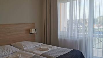 Comfort-Doppel- oder -Zweibettzimmer, Nichtraucher, Balkon | Schreibtisch, Verdunkelungsvorhänge, kostenlose Babybetten