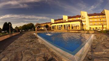 Innenpool, Außenpool (je nach Saison geöffnet)