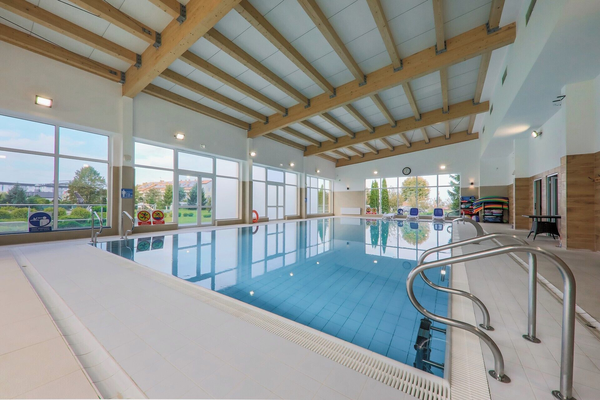 Piscina coperta, piscina stagionale all'aperto