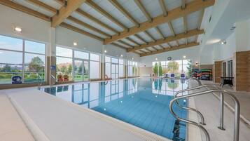 Piscina coperta, piscina stagionale all'aperto
