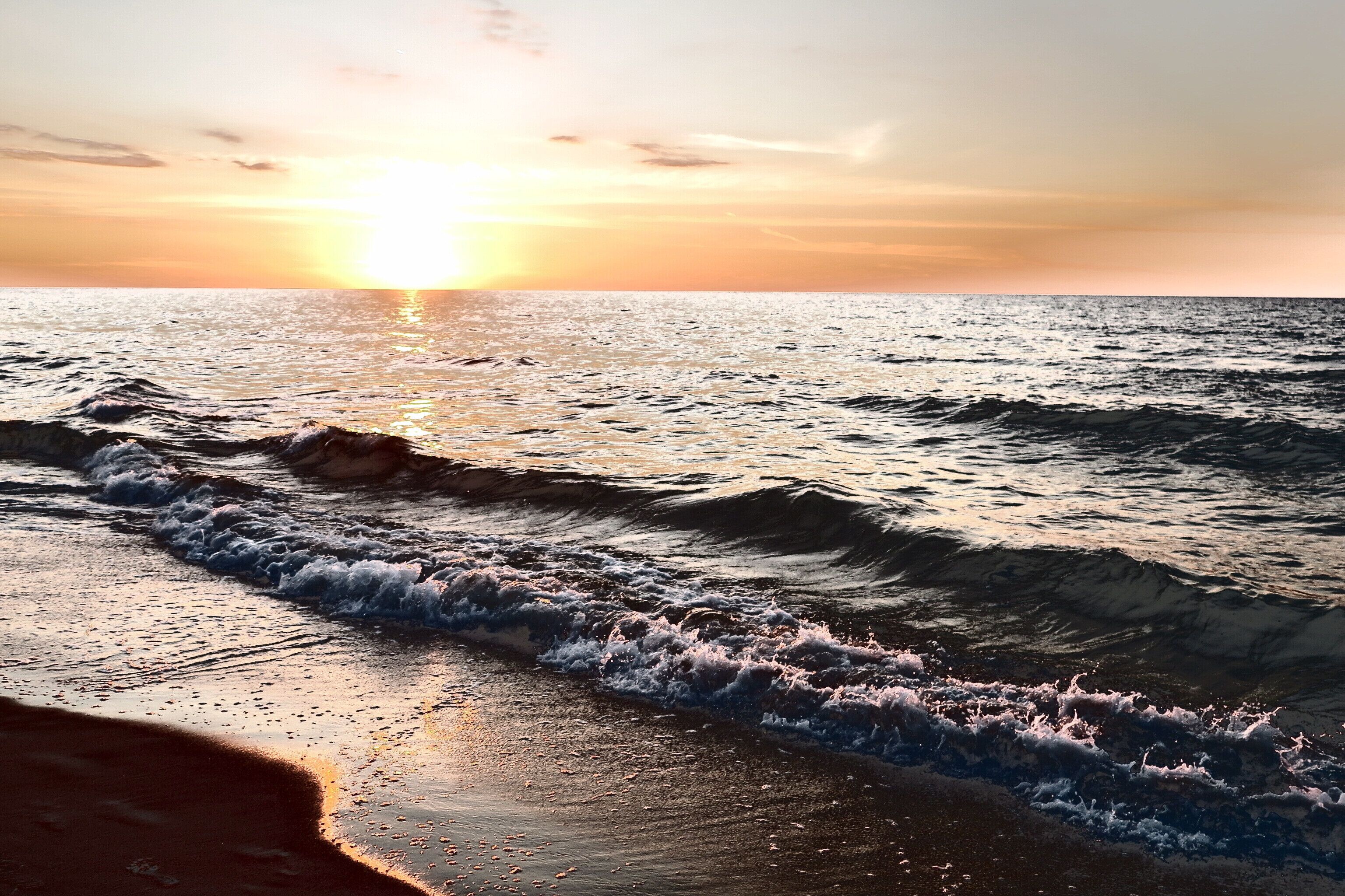 In Strandnähe, Liegestühle, Sonnenschirme, Volleyball