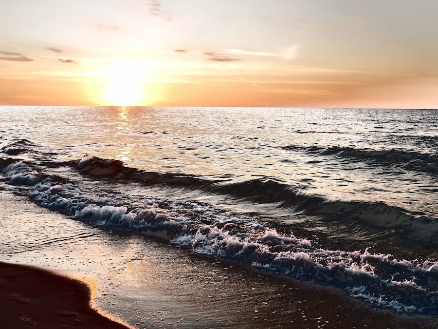 Una playa cerca, sillas reclinables de playa, sombrillas