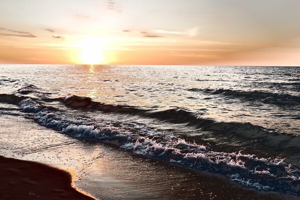 Playa en los alrededores, camastros, sombrillas y vóleibol de playa 