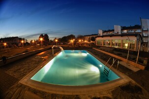Una piscina techada, una piscina al aire libre de temporada