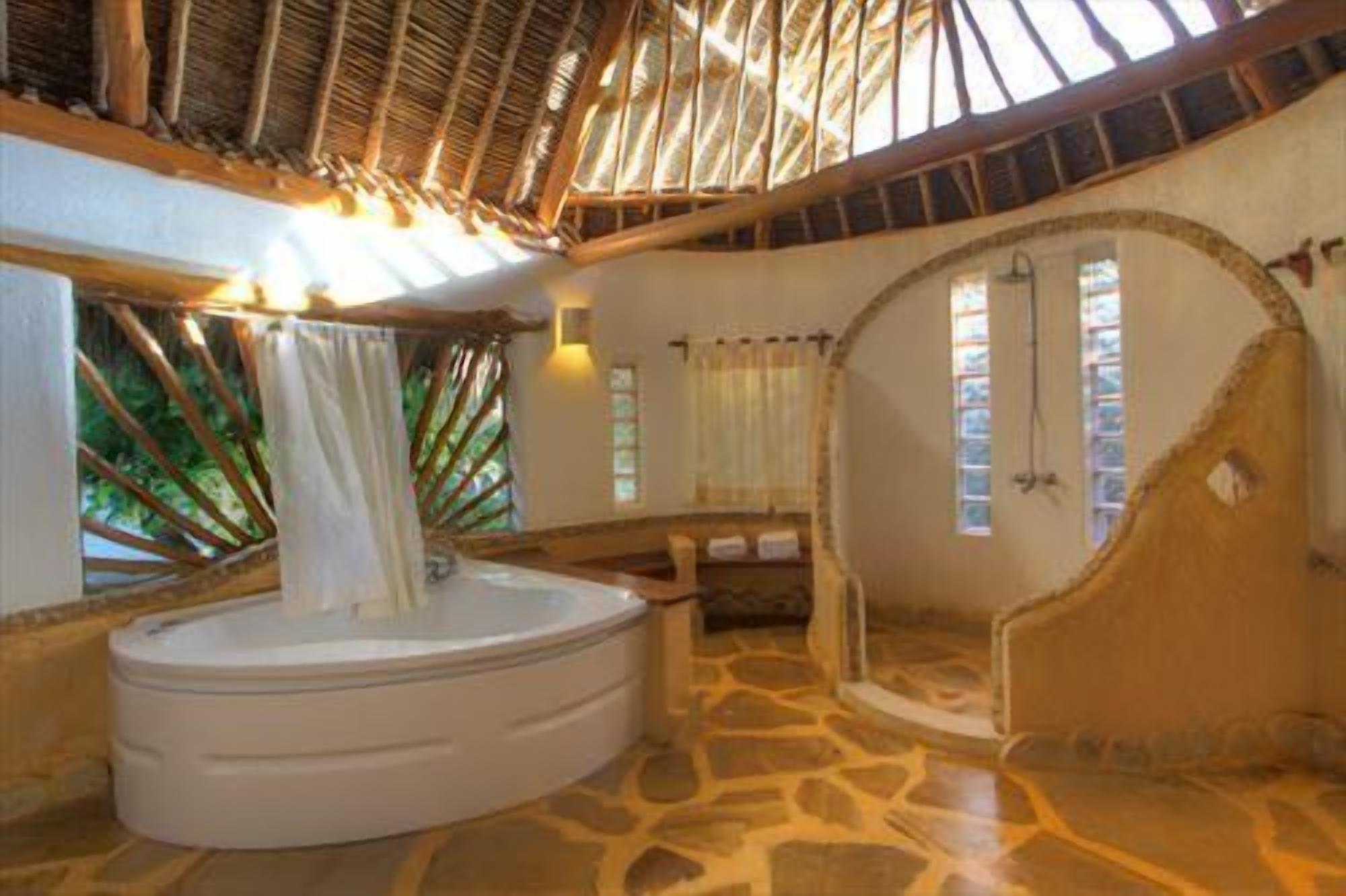 Villa Luxury, vista oceano (Swahili ) | Bagno | Combinazione doccia/vasca, set di cortesia gratuito, bidet, asciugamani