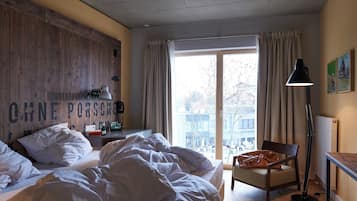 Rom – standard, 1 dobbeltseng | Minibar, safe på rommet, skrivebord og blendingsgardiner