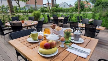 Desayuno buffet (EUR 25 por persona)