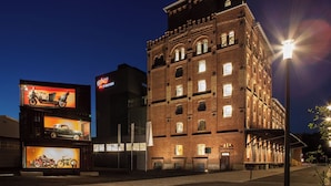 A historic brick building with multiple windows and a prominent sign. - FREIgeist Einbeck - A Member of Design Hotels™ (Einbeck)
