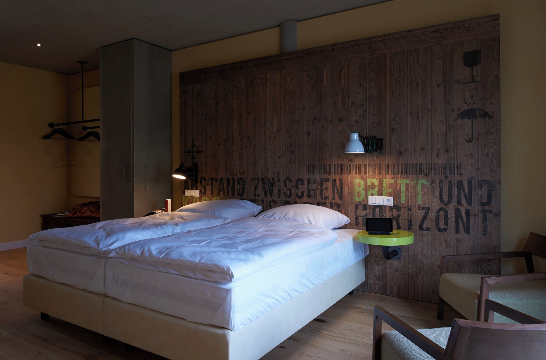 Frigobar, cofres nos quartos, escrivaninha, cortinas blackout