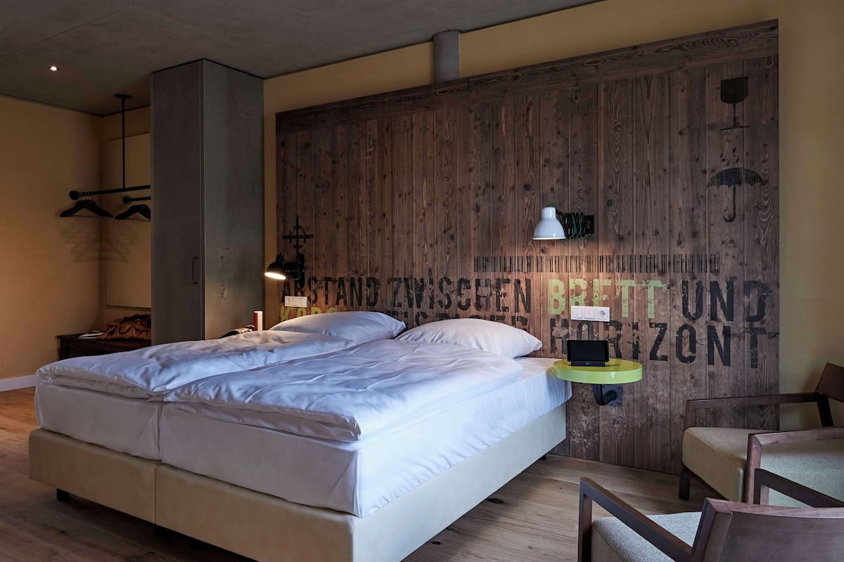 standard room, 1 double bed | minibar, in-room safe, desk, blackout curtains