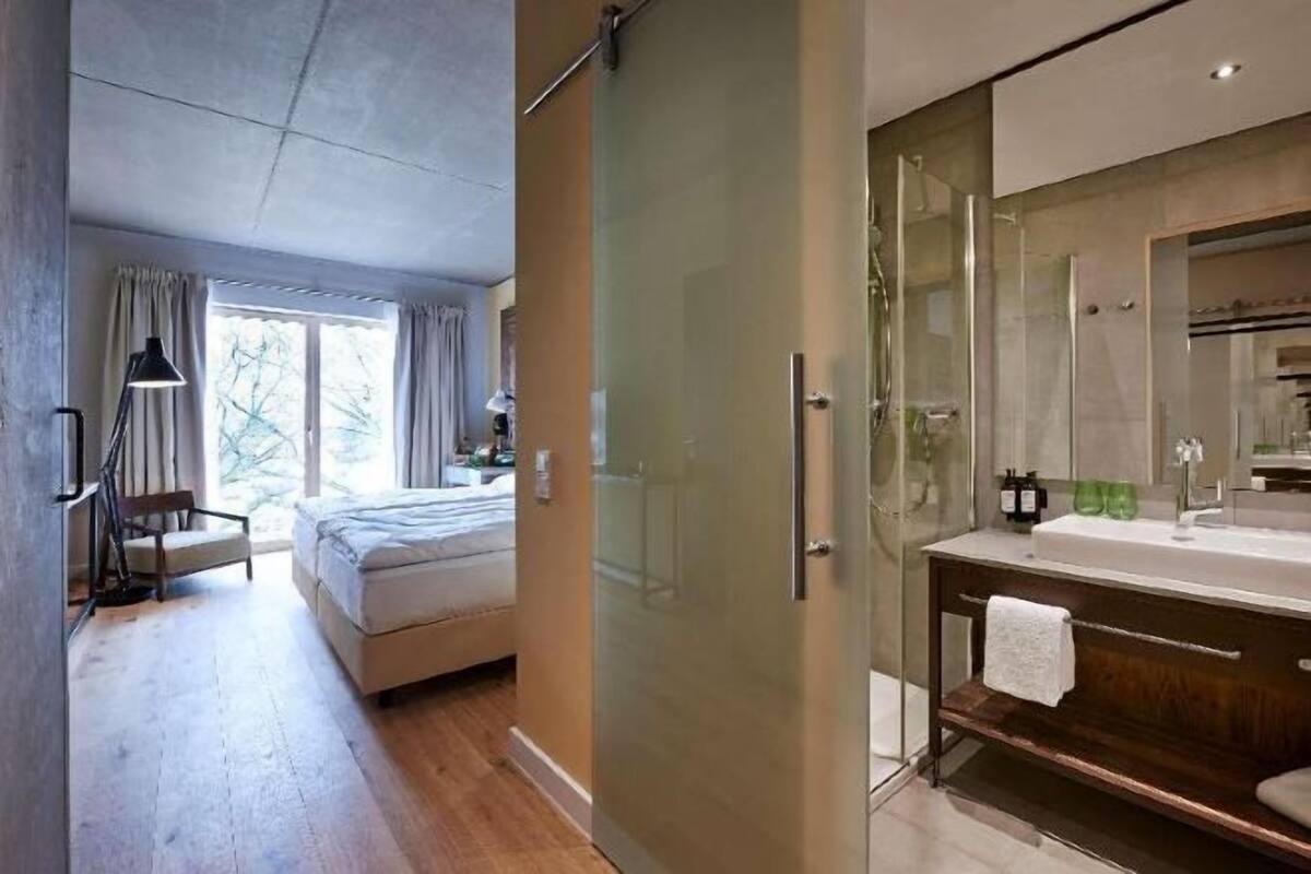 Minibar, caixa forta a l'habitació, escriptori i cortines opaques