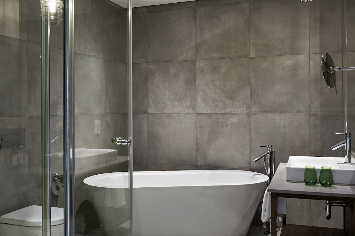 comfort room, 1 double bed, bathtub (larger room) | bathroom | shower, free toiletries, hair dryer, towels