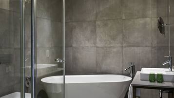 Comfort-rum - 1 dubbelsäng - badkar (Larger Room) | Badrum | Gratis toalettartiklar, hårtork och handdukar