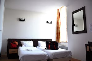 Quarto duplo (1 or 2 pax) | Escrivaninha, ferros/tábuas de passar roupa, Wi-Fi de cortesia