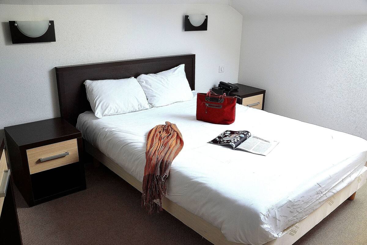 Chambre double (1 or 2 pax) | Bureau, fer et planche à repasser, accès au Wi-Fi (inclus)