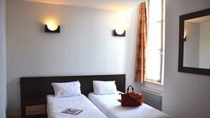 Desk, iron/ironing board (on request), WiFi (free) - Hôtel Les Bénédictins (Limoges)