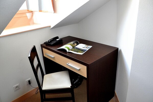Desk, iron/ironing board (on request), WiFi (free) - Hôtel Les Bénédictins (Limoges)