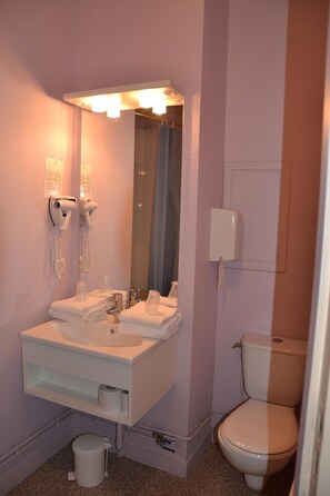 Shower, free toiletries, hair dryer, towels - Hôtel Les Bénédictins (Limoges)