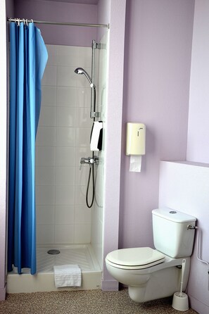 Zweibettzimmer (1 or 2 pax) | Badezimmer | Dusche, kostenlose Toilettenartikel, Haartrockner, Handtücher