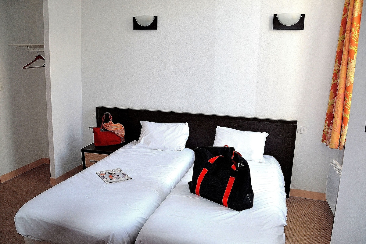 Twin Room (1 or 2 pax) | Meja, seterika/papan seterika, Wi-fi percuma