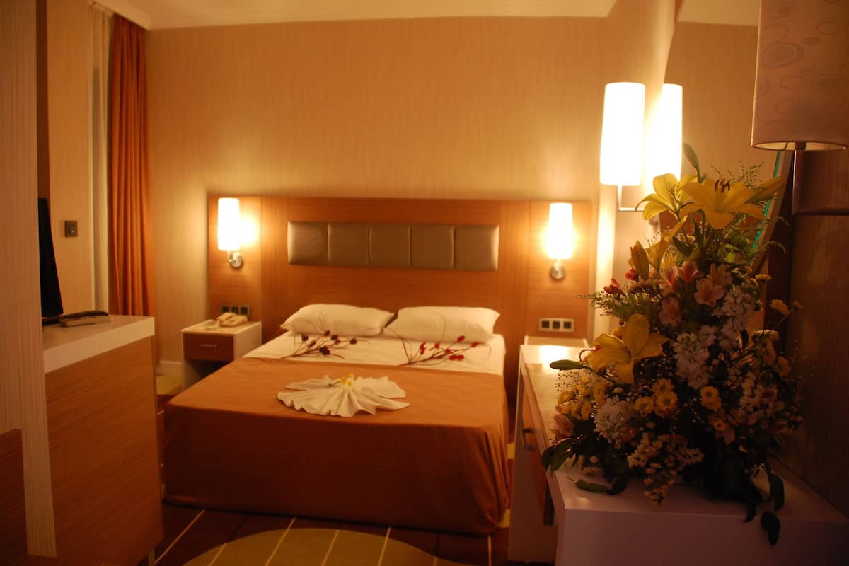 Luxe beddengoed, een minibar, een kluis op de kamer, een bureau