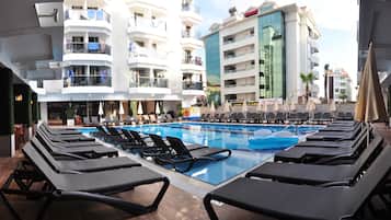 2 Außenpools, Sonnenschirme, Liegestühle