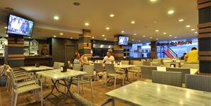 2 restaurants, breakfast served