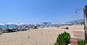 Privatstrand in der Nähe, Liegestühle, Sonnenschirme, Strandtücher