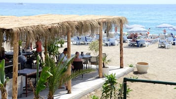 Privat strand i närheten, solstolar, parasoller och strandhanddukar