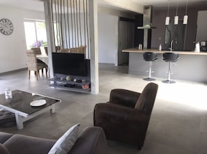 Televisión de pantalla plana de 80 cm con canales por satélite