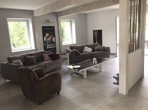 Een 80-cm flatscreentelevisie met satellietzenders en televisie