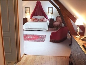 Family Triple Room, Ensuite, Pool View (Dans Cottage) - Chateau de Naze (Vivy)