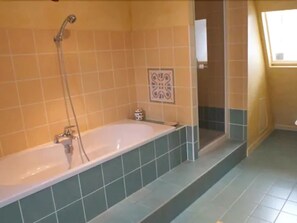 Comfort Triple Room, Ensuite, Garden View | Bathroom - Chateau de Naze (Vivy)