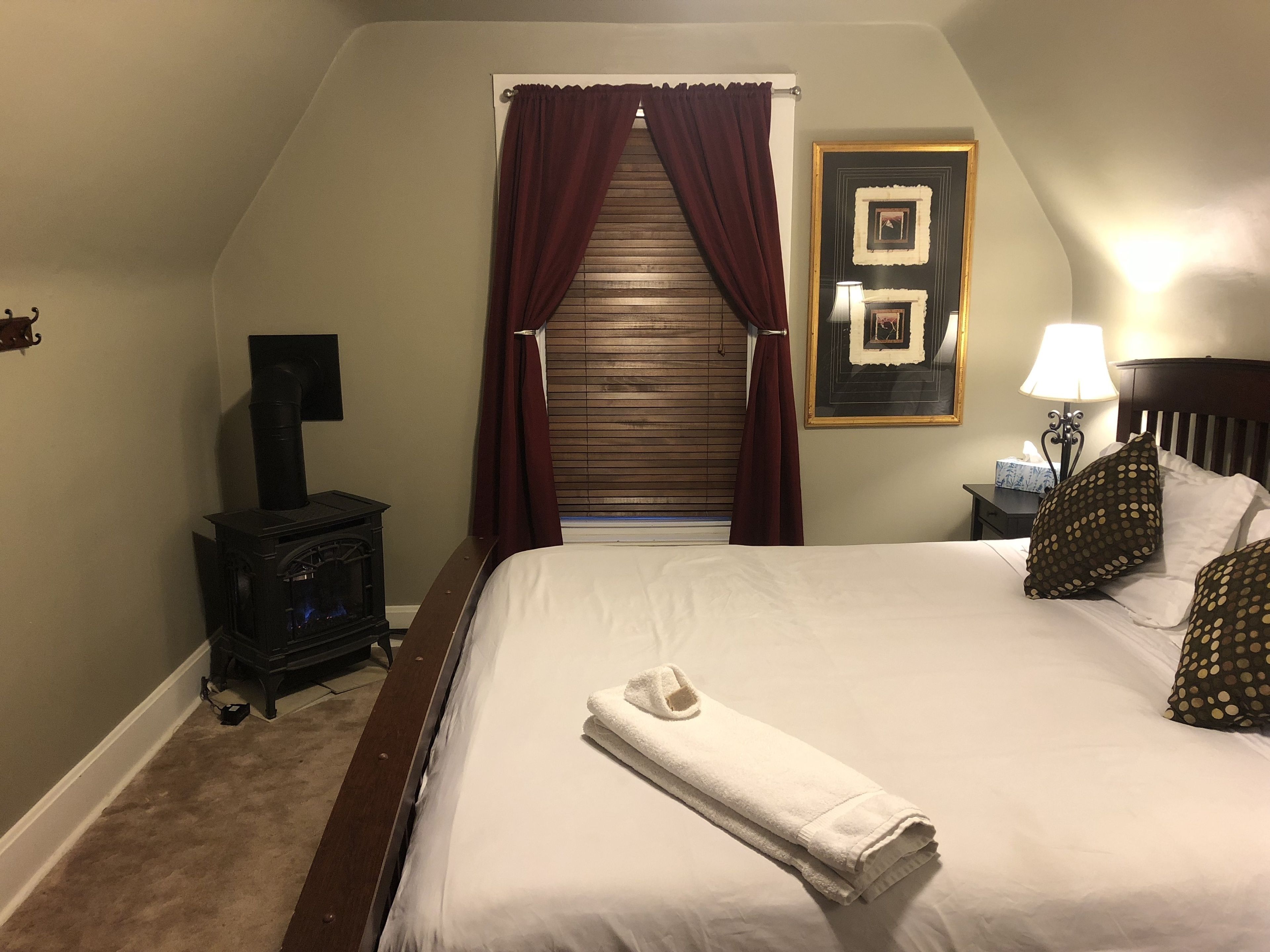 ห้องพัก, เตียงคิงไซส์ 1 เตียง, เตาผิง (Red Mountain) | ห้องพักตกแต่งอย่างมีเอกลักษณ์, ตกแต่งพิเศษโดยเฉพาะ, ห้องเก็บเสียง