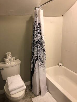 Værelse - 1 queensize-seng - pejs i værelset (Osprey) | Badeværelse | Hårtørrer, håndklæder