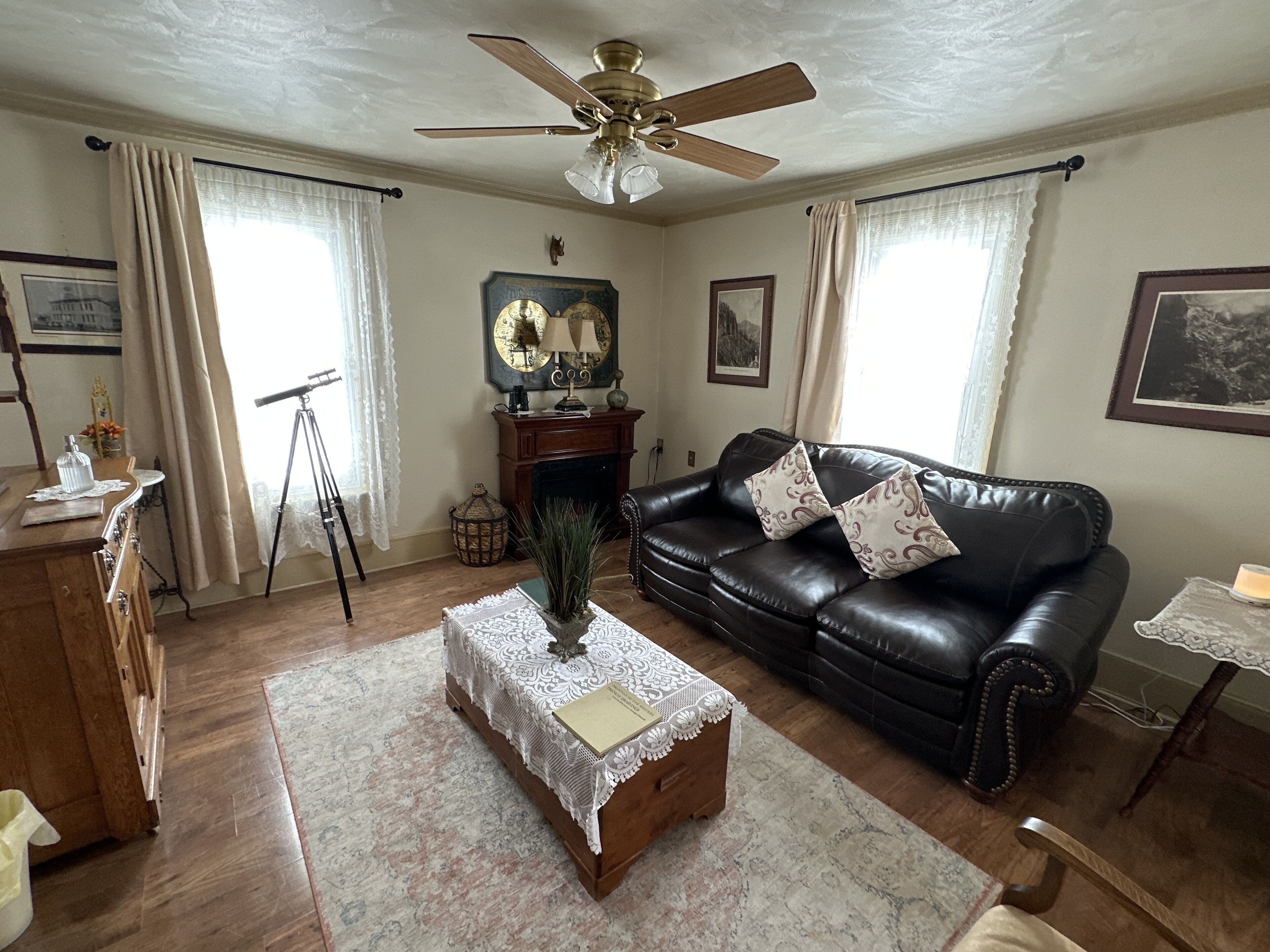 Suite, 1 grand lit et 1 canapé-lit (Room 2) | Coin séjour | Télévision de 32 pouces avec chaînes par satellite