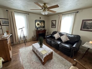 Suite, 1 cama de matrimonio con sofá cama (Room 2) | Zona de estar | Televisión de 32 pulgadas con canales por satélite