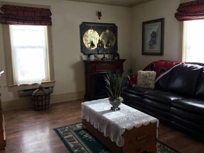 Suite, 1 Queen Bed with Sofa bed (Room 2) | Tempur-Pedic beds, individually decorated, individually furnished - The Alma House Inn (Silverton)