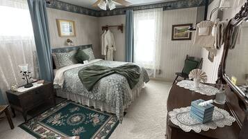 Habitación económica, 1 cama Queen size, baño compartido, vista a la montaña (Room 8) | 1 habitación, camas Tempur-Pedic y decoración personalizada