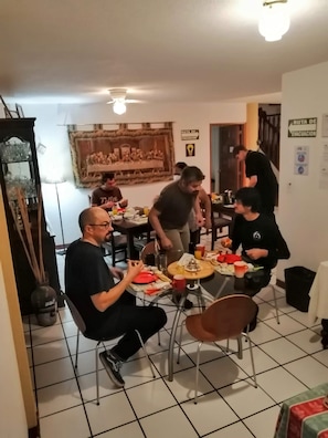 Local cuisine breakfast for a fee on weekdays - Novohostal B&B (Guatemala City)