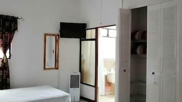 Habitación triple estándar, 3 camas individuales, baño privado | Caja de seguridad en la habitación, escritorio y wifi gratis