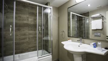 Chambre Standard, 1 lit double | Salle de bain | Baignoire relaxante profonde, articles de toilette gratuits