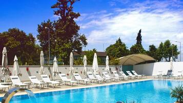 2 kolam renang tertutup, kolam renang terbuka bermusim, kabana percuma