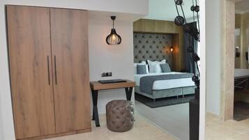 Suite, Jetted Tub | Minibar, in-room safe, desk, blackout drapes