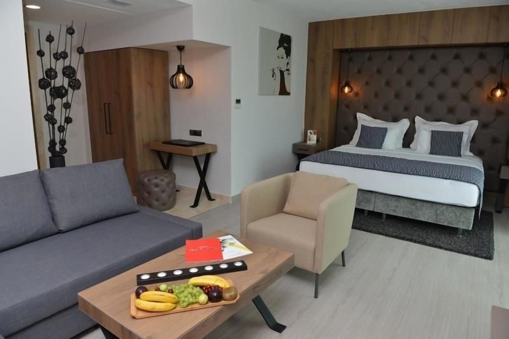 Minibar, coffres-forts dans les chambres, bureau, rideaux occultants