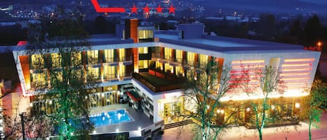 Fachada da propriedade à noite